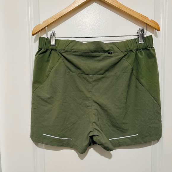 H&M Move Athletic Short Women’s Medium Light Olive Green 3” Inseam - Picture 3 of 7